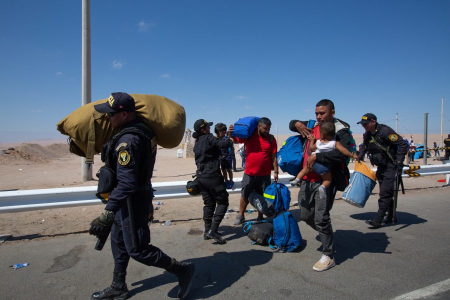 Crisis migratoria; migrantes aún se encuentran varados en frontera Chile Perú, 15 días ya llevan cientos de migrantes que intentan cruzar hacia Perú.Hoy la policía nacional del Perú, autorizó algunas familias a cruzar la frontera. Fotos Patricio Banda/AtonChile