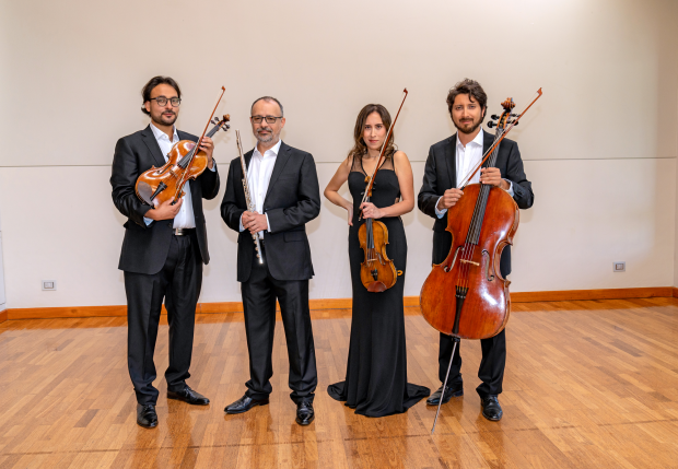 Ensamble Teatro del Lago: Hugo Cortés en viola. el flautista Nicolás Faunes, la violinista Tania Donoso y el violonchelista Pablo Silva.