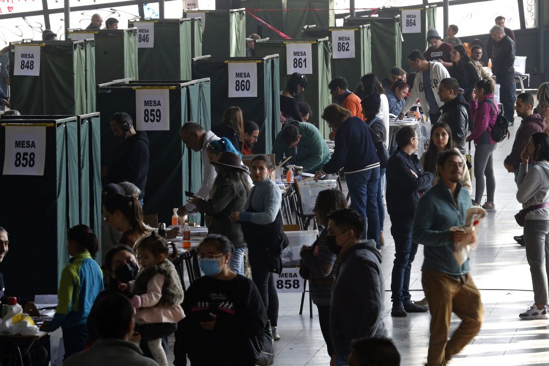 Santiago, 6 de Mayo 2023.
Elecciones de Consejo Constitucional en Estacion Mapocho.
Javier Salvo/ Aton Chile