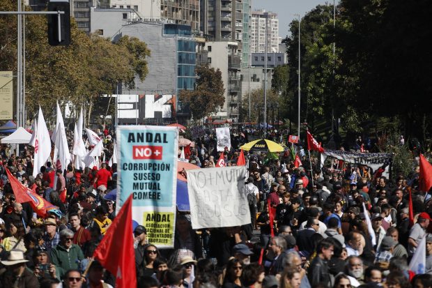 Santiago, 1 mayo 2023. Marcha por el dia internacional del trabajador. Miles de personas marchan por la Alameda. Dragomir Yankovic/Aton Chile