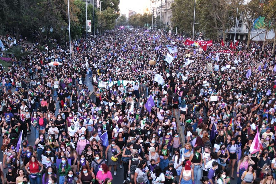 Santiago, 8 marzo 2022.
Marcha en conmemoración del día internacional de la mujer.Miles de mujeres marchan por la Alameda desde plaza Italia a Plaza Echaurren.
Marcelo Hernandez/Aton Chile