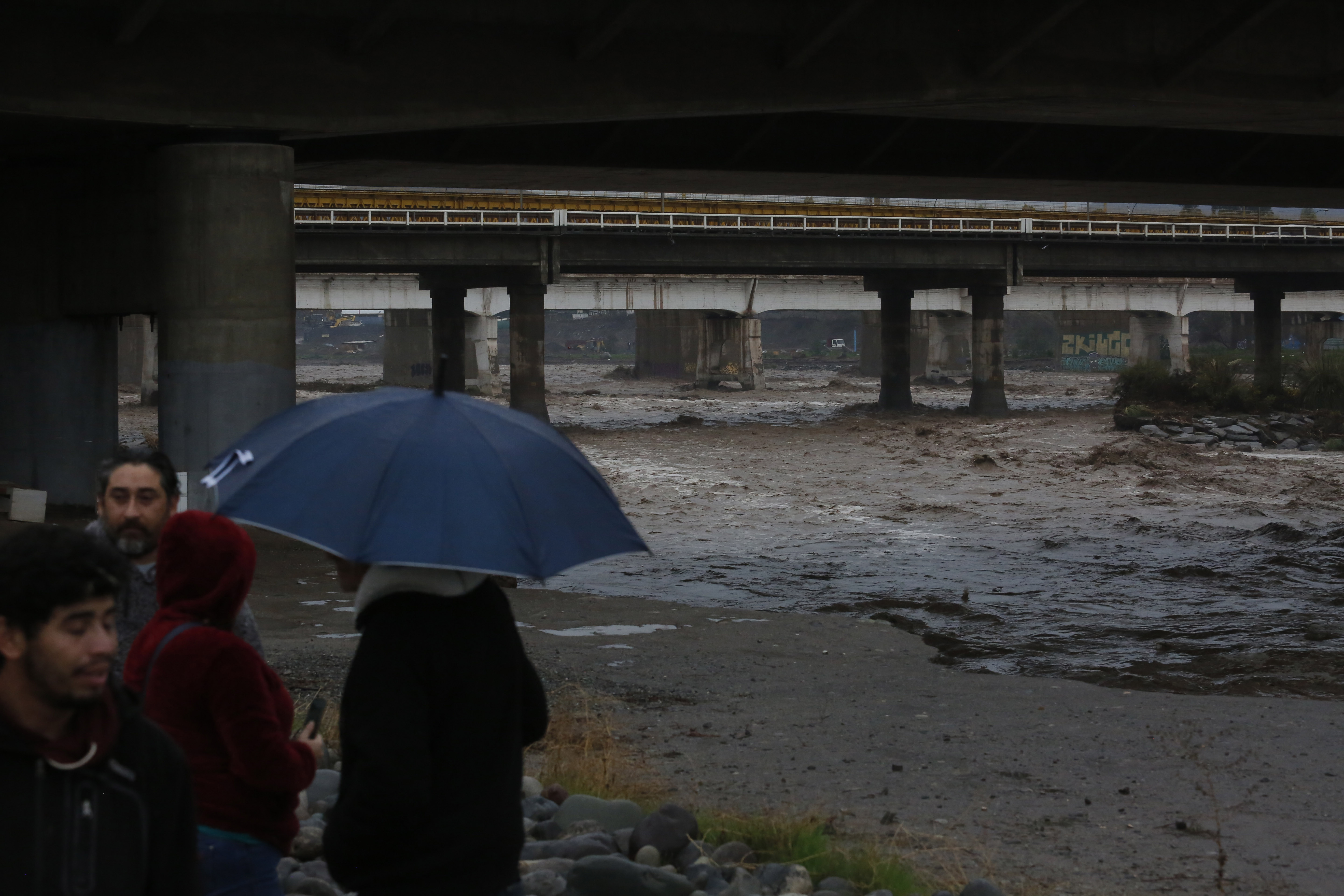 Santiago 23 junio 2023
Rio Maipo presenta aumento en su torrente debido a lluvias históricas.
Juan Eduardo Lopez/ Aton Chile
