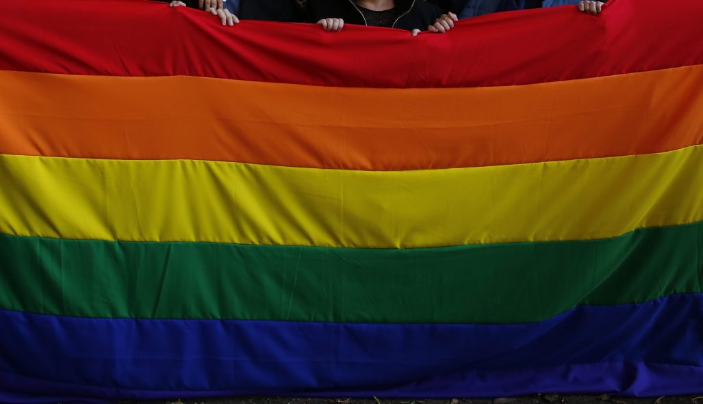 Santiago, 28 junio 2022.
Convencionales izan la bandera LGTBIQ+ en el día del orgullo.
Marcelo Hernandez/Aton Chile