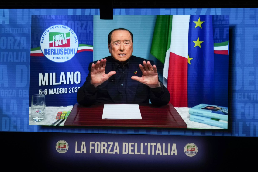 Silvio Berlusconi gesticula mientras habla en su discurso en video durante una convención del partido Forza Italia en Milán, Italia, el sábado 6 de mayo de 2023. (AP Photo/Luca Bruno) AP - Luca Bruno