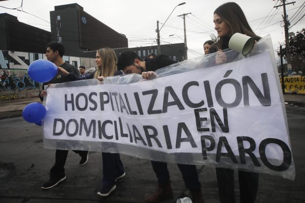 Funcionarios del Hospital Felix Bulnes se manifiestan por despidos injustificados.