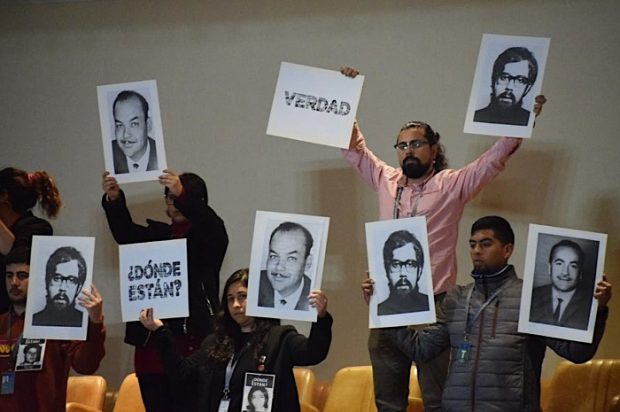 Parlamentarios homenajean a diputados detenidos desaparecidos durante la dictadura. Créditos: Cedida