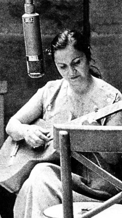 Violeta Parra en un estudio de grabación.