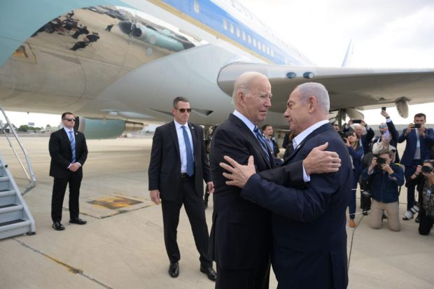 Presidente de EEUU, Joe Biden, en su llegada a Israel junto al primer ministro israelí, Benjamin Netanyahu.