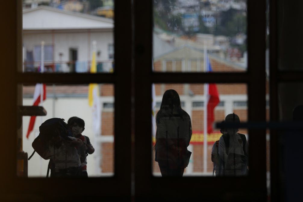 Valparaiso, 5 marzo 2021
Estudiantes son fotografiados a la salida de clases en el Colegio San Pedro Nolasco de Valparaiso.
Raul Zamora/Aton Chile