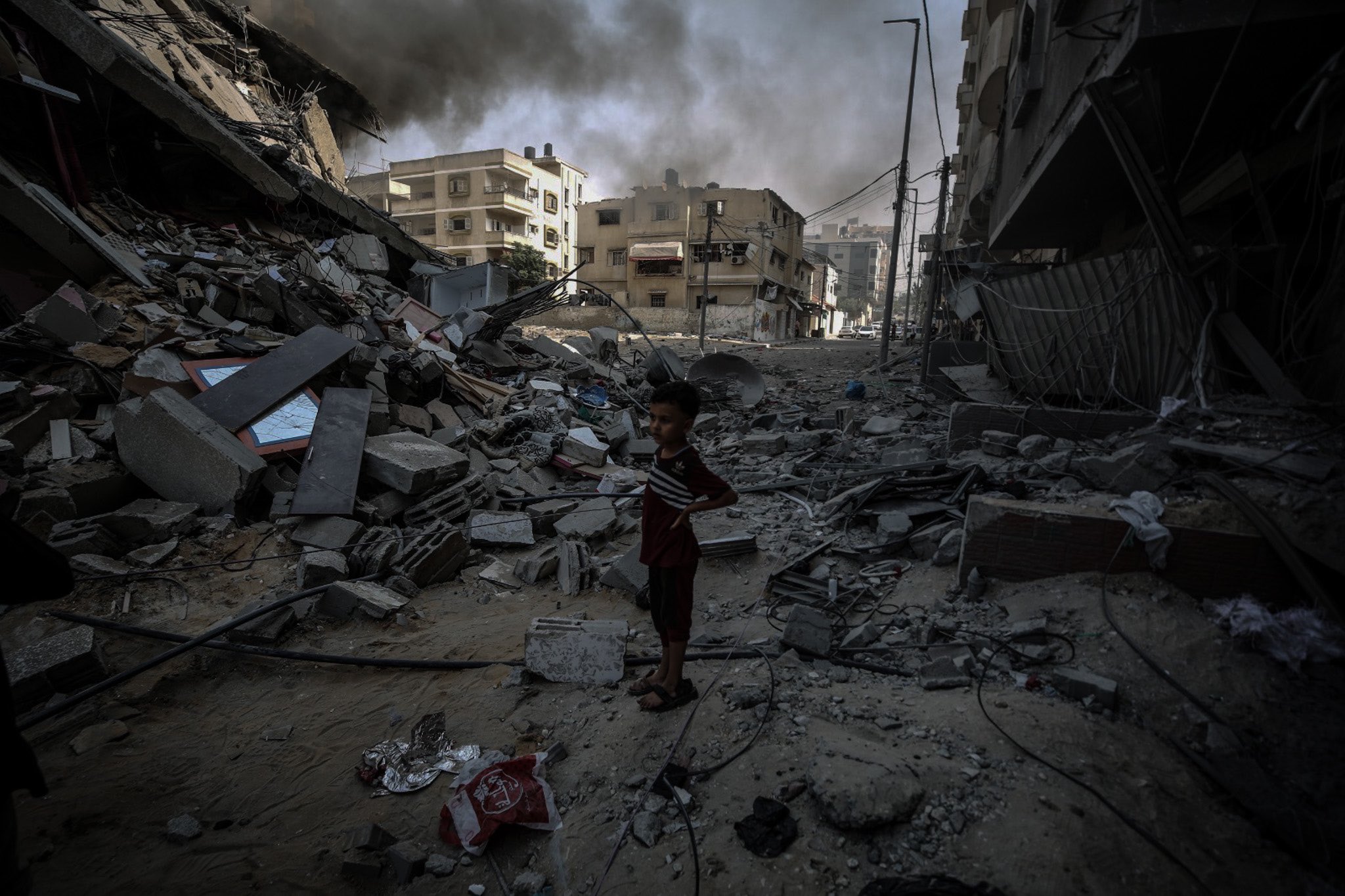 Niño palestino en medio de ruinas en la Franja de Gaza.