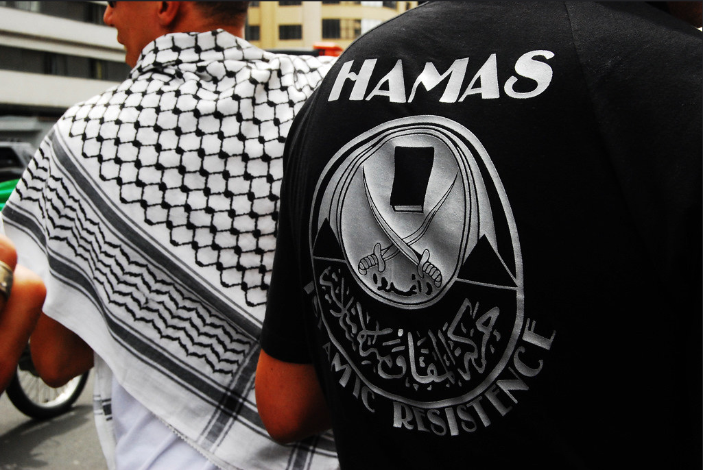 Parte posterior de una polera con el logo de Hamás.