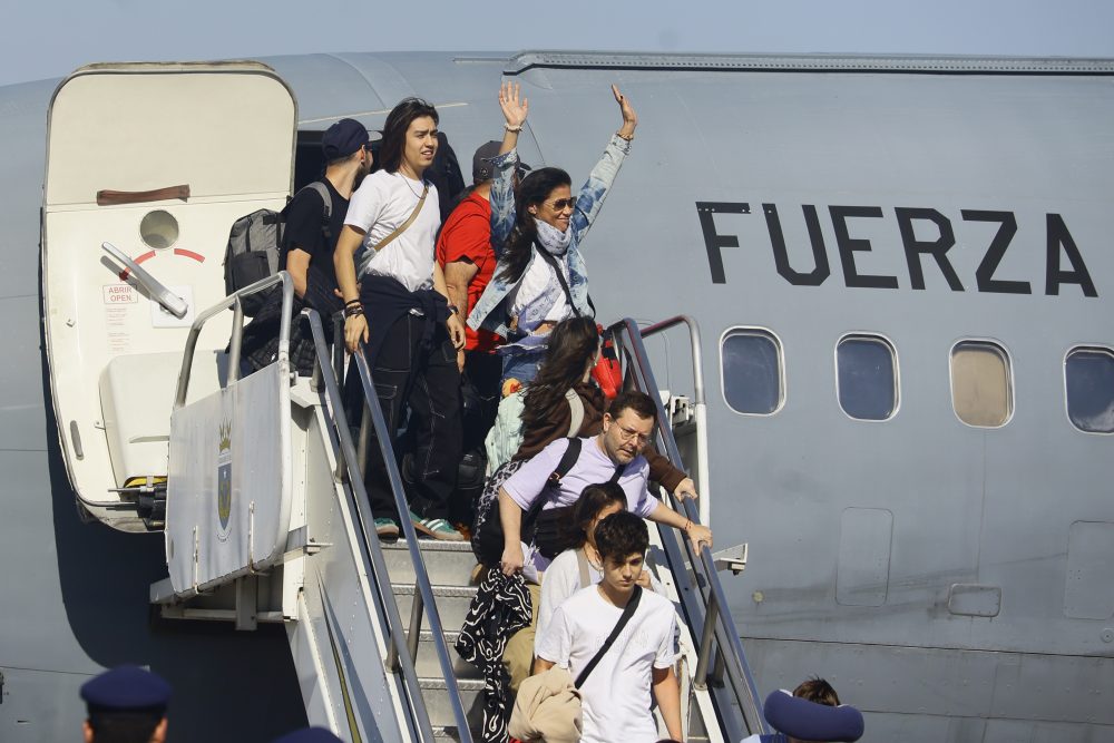 14 de octubre 2023/Santiago 
LLega al grupo 10 de la fuerza aérea el  vuelo humanitario desde la zona de conflicto, con 82 chilenos.
  
FOTO KARIN POZO/ATONCHILE