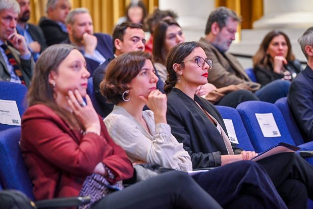 Ministra de Ciencia, Aisén Etcheverry, junto a la ministra de la Secretaría General de Gobierno, Camila Vallejo y Ingrid Bachmann Cáceres, integrante de la Comisión Asesora (de derecha a izquierda).