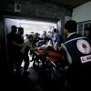Paramédicos tras bombardeo a Hospital Bautista en Gaza.