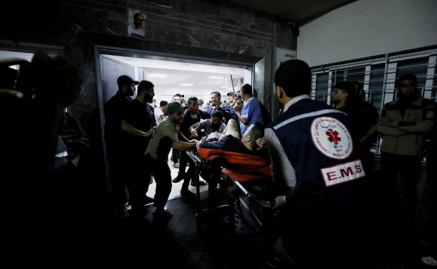 Paramédicos tras bombardeo a Hospital Bautista en Gaza.