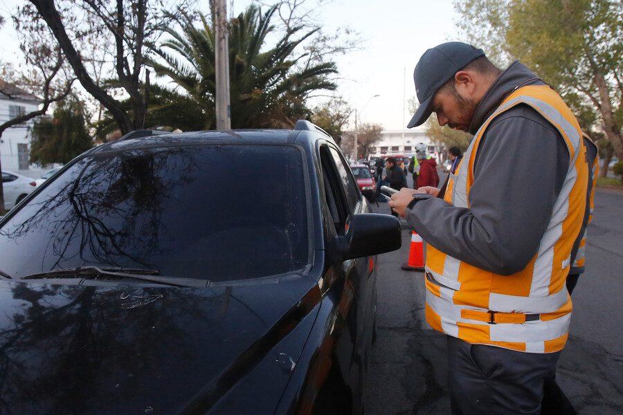 Estudio revela porcentaje de chilenos que conoce los riesgos en el tránsito pero que igual los comete