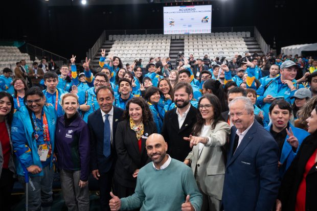 Autoridades juntos a voluntarias y voluntarios de los Juegos Panamericanos y Paranpanamericanos 2023.