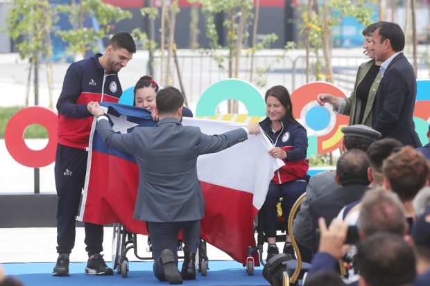El Presidente de la República, Gabriel Boric, entrega la bandera a deportistas del Team Para Chile. Jonnathan Oyarzun/Aton Chile.