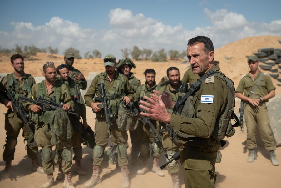 El jefe del Estado Mayor de las Fuerzas Armadas israelíes, el general Herzi Halevi, entregando instrucciones a soldados.