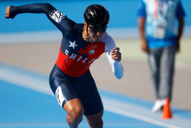 Patinador Emanuelle Silva en competencia de velocidad de los Juegos Panamericanos Santiago 2023.