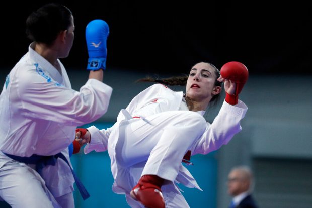 Valentina Toro en acción contra Jennifer Servin de Paraguay durante los Juegos Panamericanos 2023 en Santiago.