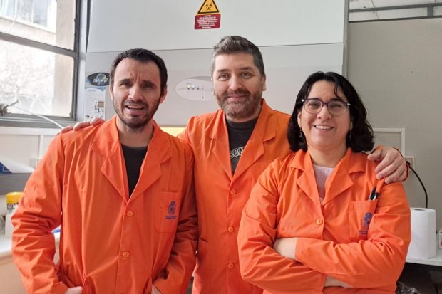 Ignacio Rubilar, María Fernanda Barrera y Daniel Carrasco, del Laboratorio de Toxinas Marinas de la Universidad de Chile.
