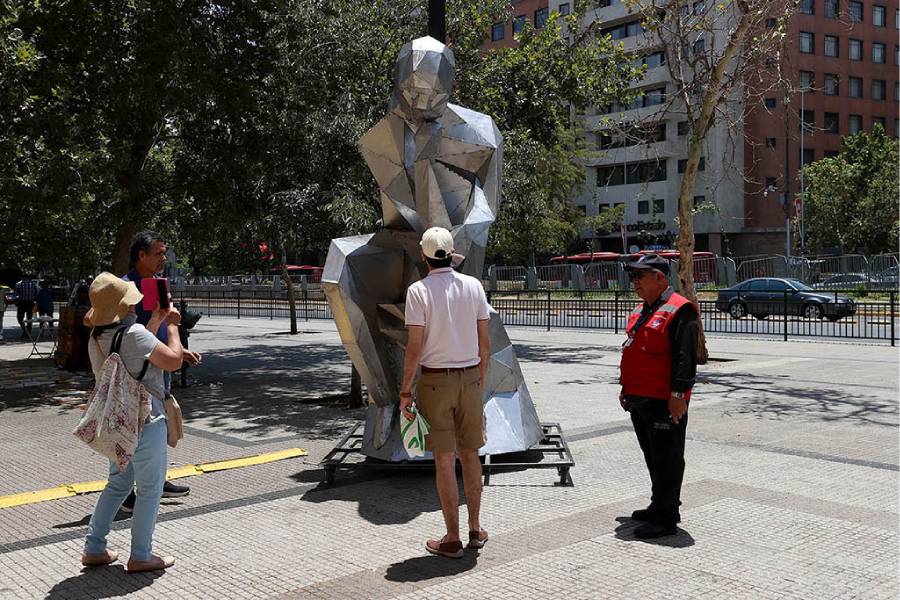 Escultura El Pensador del Futuro en el frontis de la Casa Central de la Universidad de Chile.