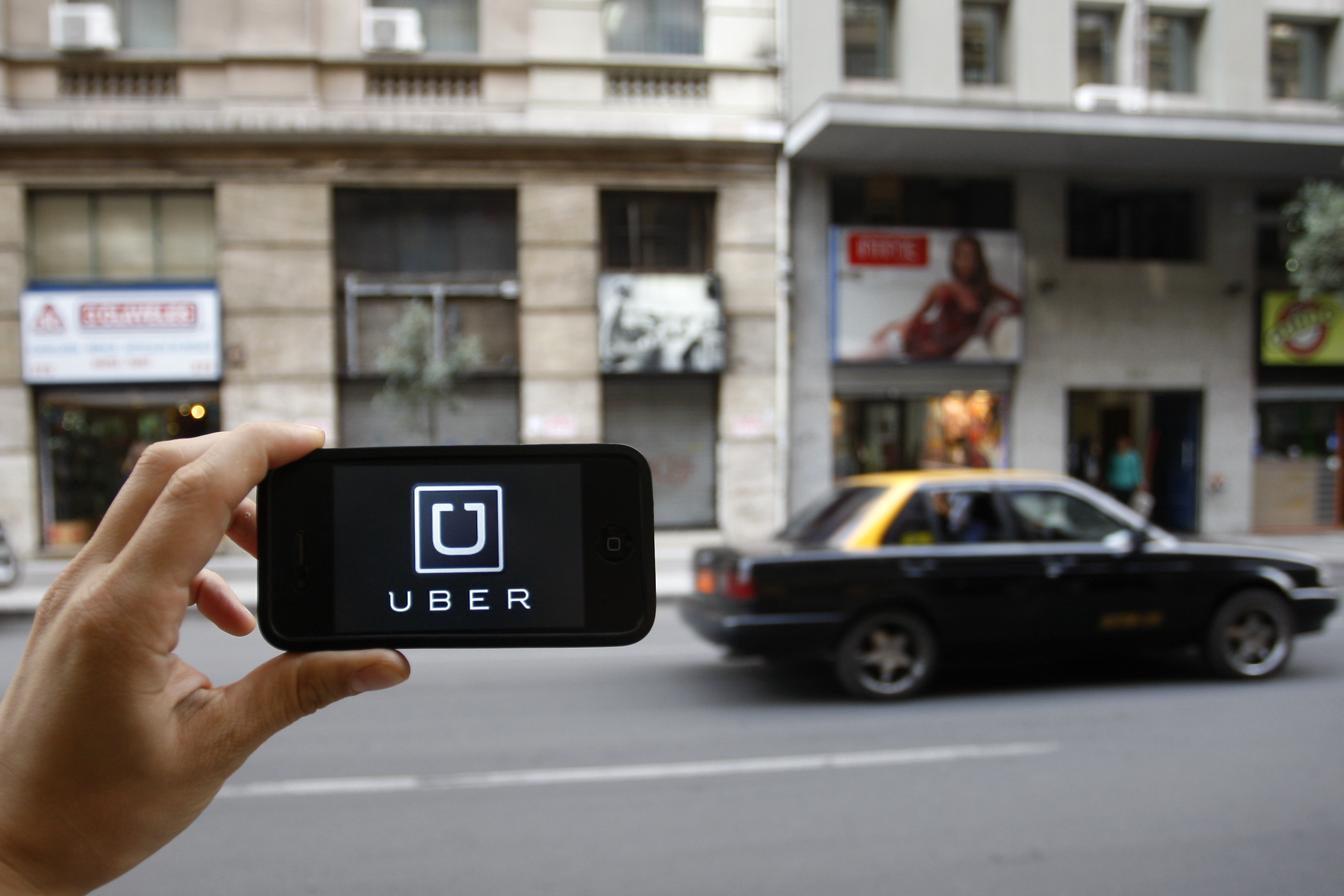 Gobierno considera ampliar parque de taxis para incorporar aplicaciones como Uber.