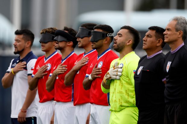 La selección nacional de fútbol ciego cantando el himno en uno de los partidos de los Parapanamericanos.