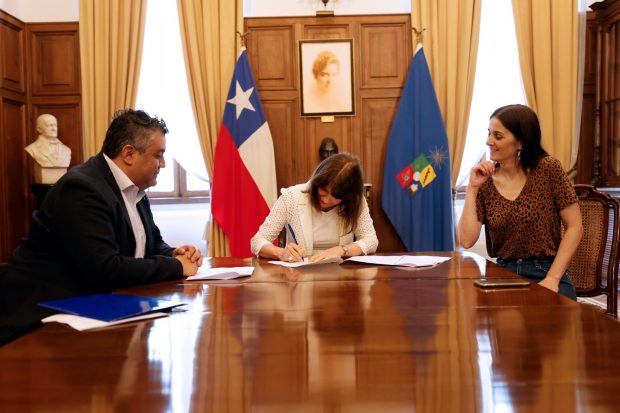 Firma de Convenio entre CEINA y Radio Universidad de Chile
