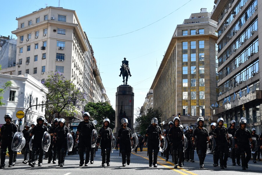 manifestación en argentina en contra de las medidas del gobierno de Javier Milei