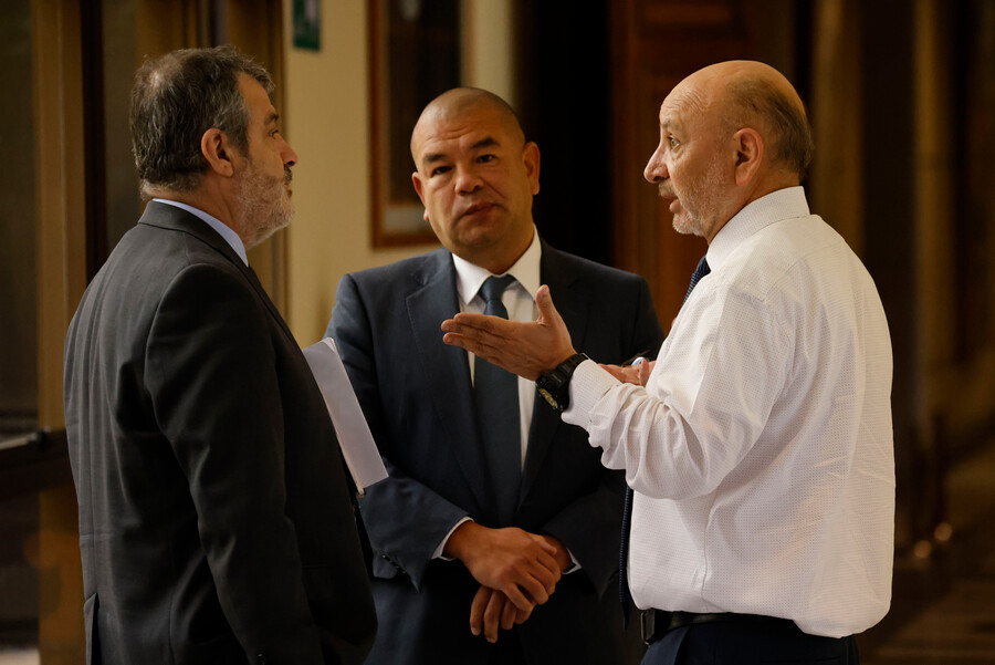 El director de FONASA, Camilo Cid, el superintedente de Salud, Víctor Torres y el presidente de la Comisión de Salud del Senado, Juan Luis Castro.