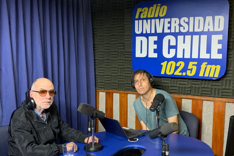 En la imagen aparecen el cantante Eduardo Gatti y el periodista David Ponce, en la Radio Universidad de Chile