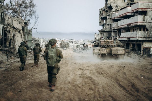 Militares y un carro de combate israelí en el interior de la Franja de Gaza
FUERZAS ARMADAS DE ISRAEL
01/1/2024