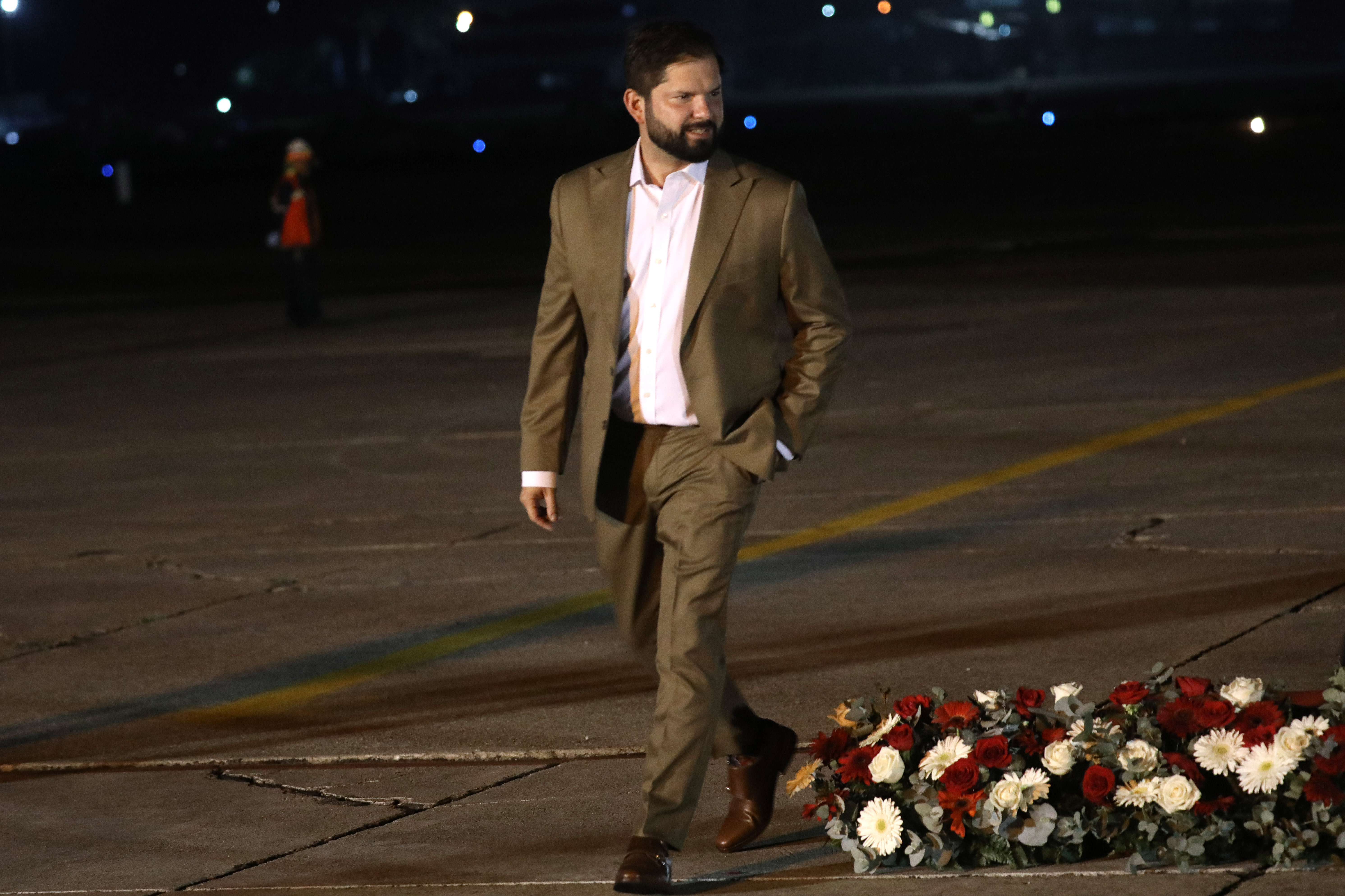 El Presidente de la Republica Gabriel Boric arriba al aeropuerto La Aurora en la ciudad de Guatemala.
