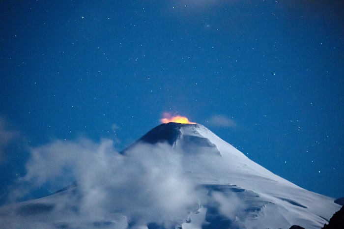 Villarrica, 26 de septiembre de 2023
Se mantiene la alerta naranja por el Volcan Villarrica, imagenes del volcan durante la madrugada de este martes.
Carlo Rocuant/Aton Chile
***PUBLICAR SOLO EN CHILE/CHILE OUT***
***MATERIAL SOLO PARA CLIENTES ABONADOS***