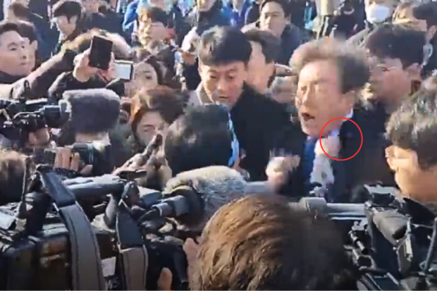 El líder de la oposición de Corea del Sur, Lee Jae Myung, apuñalado en el cuello durante una visita a la ciudad portuaria de Busán.