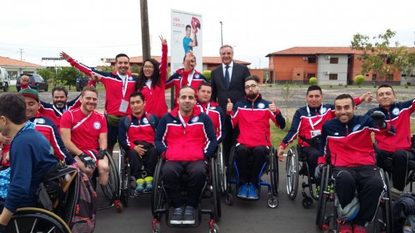 Víctor Saiz junto a la selección nacional de rugby en silla de ruedas.
