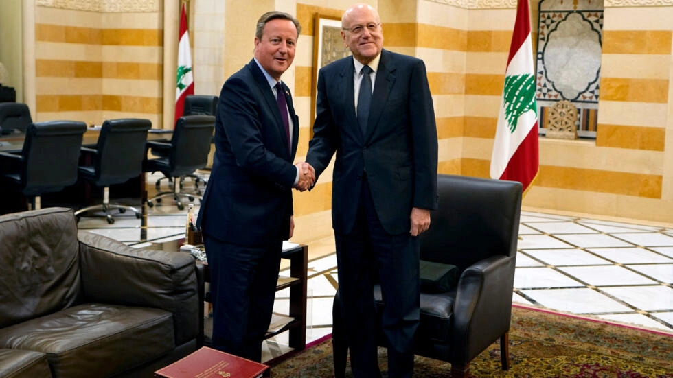 David Cameron, ministro británico de Asuntos Exteriores, el 1 de febrero de 2024 en Beirut, con el primer ministro Nayib Mikati. © Bilal Hussein / AP