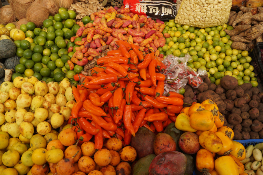 Verduras y frutas de local peruano en el matadero (mango, ajos, coco, pera, papas, ají, ají habanero, entre otros)