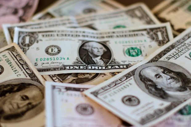 Factores externos e internos del alza del dólar: economistas debaten las causas del aumento de la divisa norteamericana