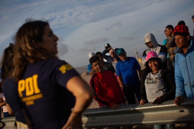 PDI y personas migrantes en la frontera de Arica y Parinacota.