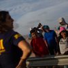 PDI y personas migrantes en la frontera de Arica y Parinacota.