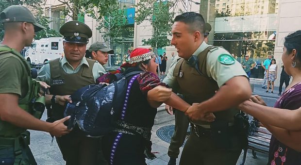La vocera de los PPM CAM de Temuco, Pilar Curillan, frente al Ministerio de Justicia