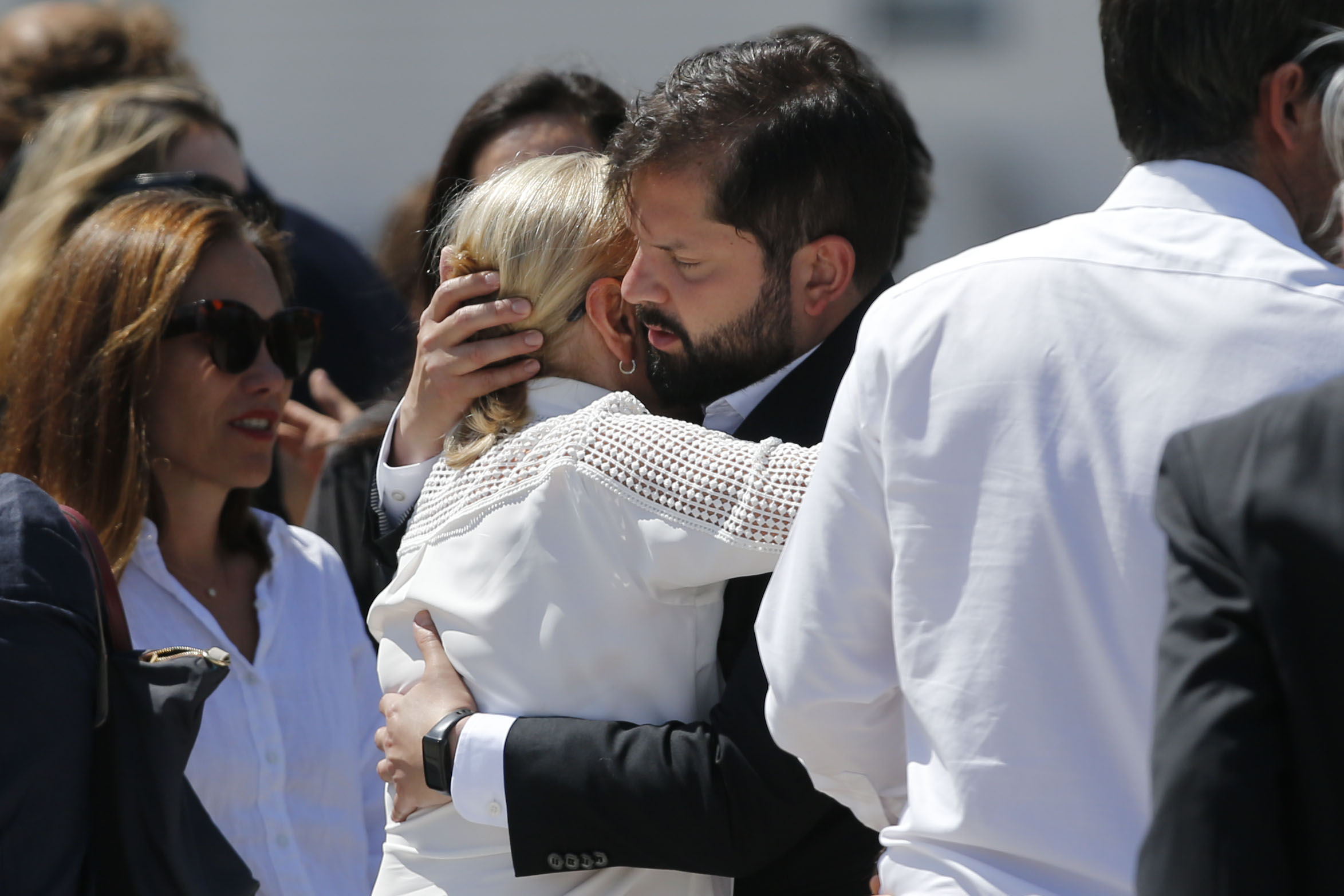 Presidente Gabriel Boric abraza a la viuda de Sebastián Piñera, Cecilia Morel.