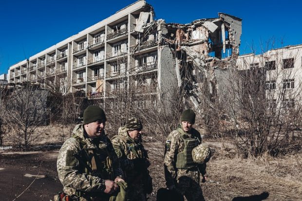 Varios soldados ucranianos caminan frente a un edificio derruido en un pueblo cercano a la línea de contacto, a 15 de febrero de 2022, en Marinka, Oblast de Donetsk (Ucrania). Casi 8 años después del comienzo de la guerra del Donbass (2014), en el este de Ucrania, una posible invasión rusa amenaza de nuevo la tranquilidad del país. 15 FEBRERO 2022;RUSIA;UCRANIA;PUTIN;TENSIONES Diego Herrera / Europa Press (Foto de ARCHIVO) 15/2/2022