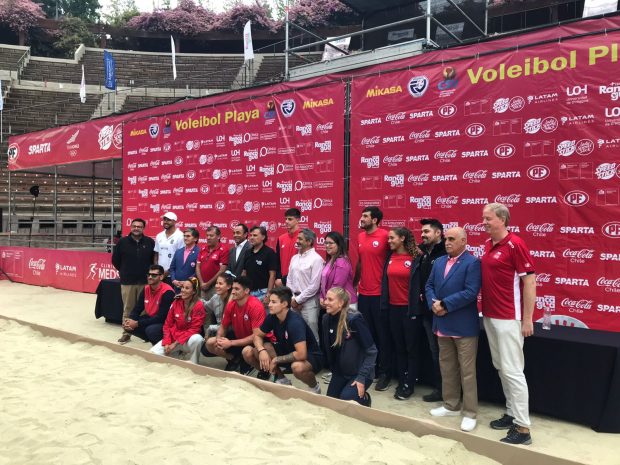 El Team Chile de vóley playa junto al ministro de Deportes, Jaime Pizarro, y autoridades locales de Rancagua. 
