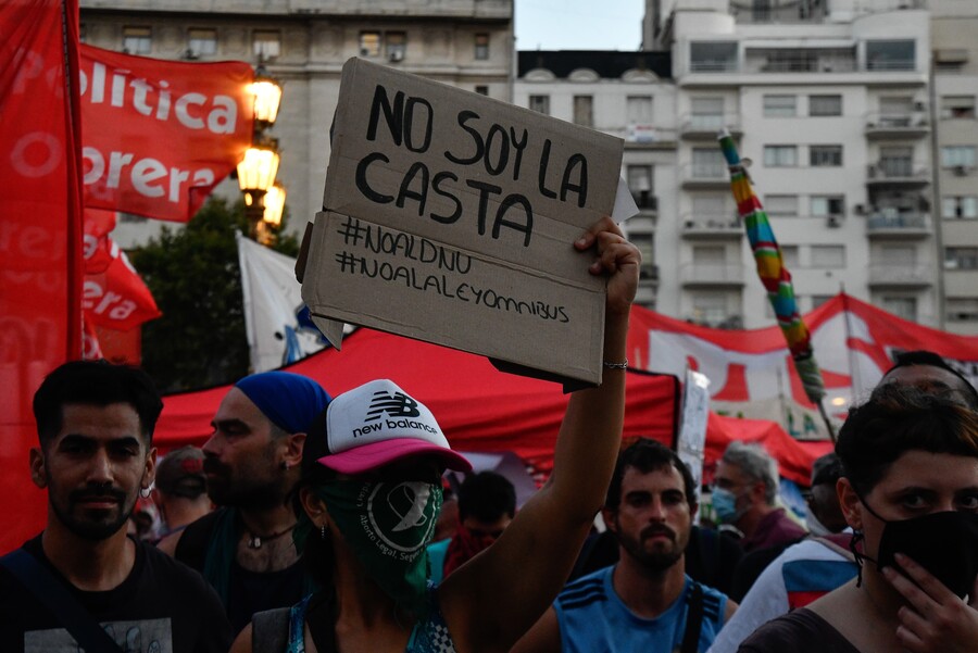 Argentinos y argentinas protestan afuera del Parlamento contra la Ley Ómnibus de Javier Milei.