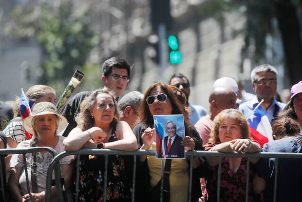 Seguidores del expresidente Piñera a la espera del féretro con su cuerpo.