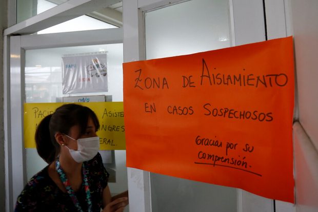 Valparaiso, 16 de marzo de 2020.
Porteños acuden al Centro de Salud familiar Marcelo Mena, habilitado como vacunatorio contra la influenza, medida de prevencion contra el Coronavirus.
Raul Zamora/Aton Chile.